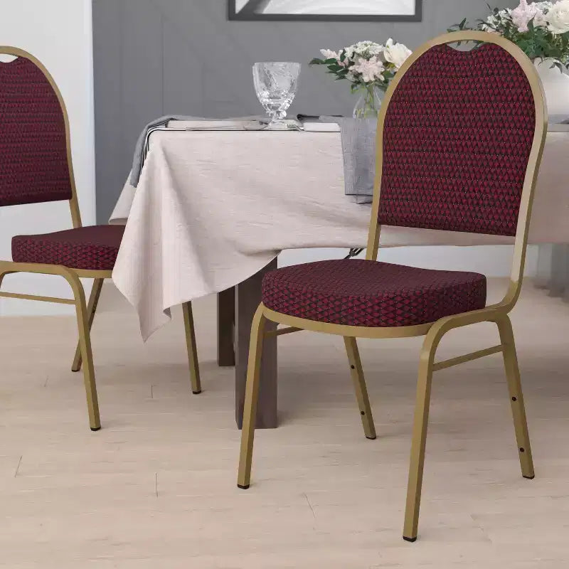 Chaise de banquet empilable à dossier dôme