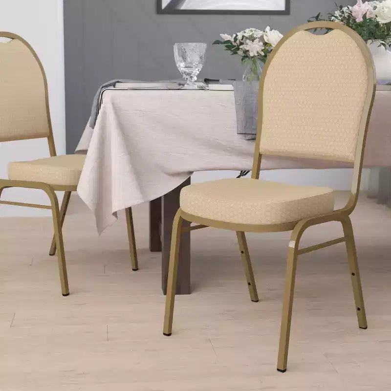 Chaise de banquet empilable à dossier dôme